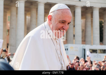 Vatikanstadt 15. April 2015 Papst Francis General Audience in St Peter's Square Credit: wirklich Easy Star/Alamy Live News Stockfoto