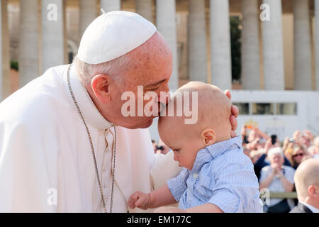 Vatikanstadt 15. April 2015 Papst Francis General Audience in St Peter's Square Credit: wirklich Easy Star/Alamy Live News Stockfoto