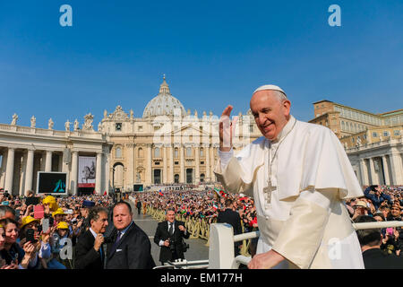 Vatikanstadt 15. April 2015 Papst Francis General Audience in St Peter's Square Credit: wirklich Easy Star/Alamy Live News Stockfoto