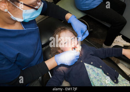 Kleinkind Mädchen / 2 oder 3 yr / zwei oder drei Jahre altes Kind während Check up mit Kinder-Zahnarzt / Kinder-zahnärztliche Praxis. UK Stockfoto