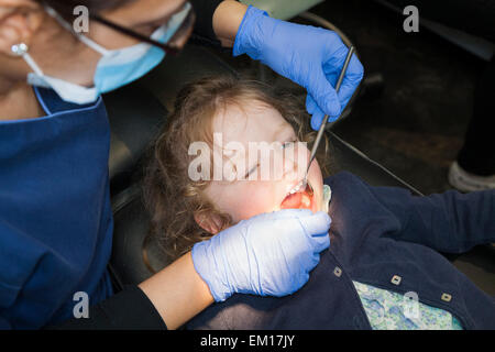 Kleinkind Mädchen / 2 oder 3 yr / zwei oder drei Jahre altes Kind während Check up mit Kinder-Zahnarzt / Kinder-zahnärztliche Praxis. UK Stockfoto