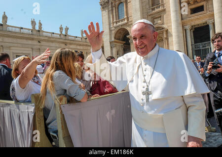 Vatikanstadt 15. April 2015 Papst Francis General Audience in St Peter's Square Credit: wirklich Easy Star/Alamy Live News Stockfoto