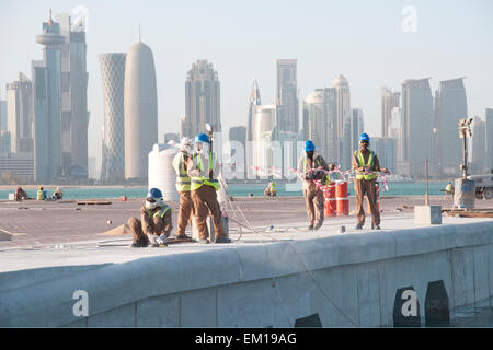 Südasiatische Arbeiter arbeiten auf einer Baustelle in der Stadt Doha in der Golf-Nation von Katar. Stockfoto