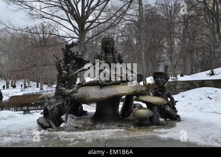 Skulptur von Alice im Wunderland auf 1959 von José de Creeft errichtet Stockfoto
