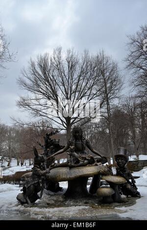 Skulptur von Alice im Wunderland auf 1959 von José de Creeft errichtet Stockfoto