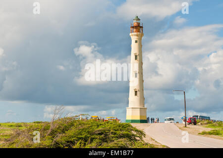 Touristen kommen zu sehen, die California-Leuchtturm auf der Insel Aruba. Stockfoto