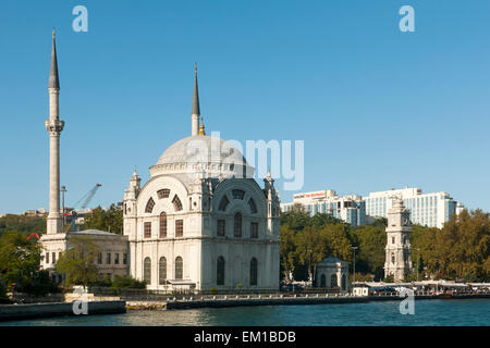 Ägypten, Istanbul, Besiktas, Bezmi Alem Valide Sultan Moschee (Dolmabahçe-Moschee) Und Uhrturm des Dolmabahce Palstes. Dahinter d Stockfoto