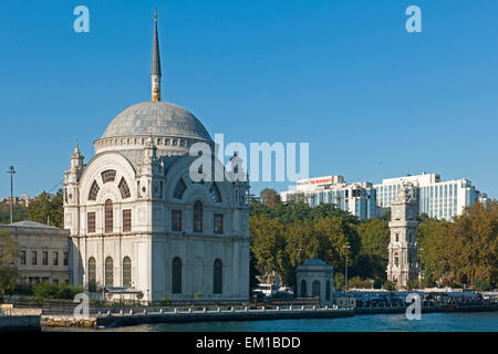 Ägypten, Istanbul, Besiktas Istanbul, Besiktas-Schiffsanleger Neben der Bezmi Alem Valide Sultan Moschee (Dolmabahce-Camii), Uhrtum des Stockfoto