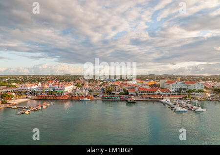 Ein Blick von Oranjestad, Hauptstadt von Aruba. Kleine Boote und Yachten sind zum Steg festgemacht. Stockfoto