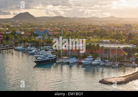 Ein Blick auf den Hafen auf Aruba suchen im Landesinneren in den sanften Strahlen der Morgensonne Stockfoto