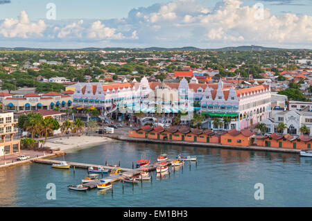 Ansicht von oben der bunten Gebäude in Oranjestad auf der Insel Aruba am Morgen Stockfoto