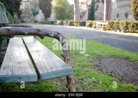 Entspannen Sie und genießen Sie die Landschaft aus einer Bank. Stockfoto