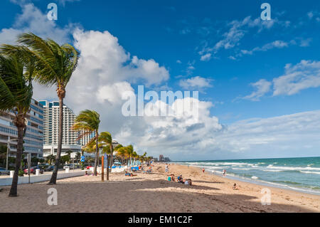 Blick auf öffentlichen Strand von Fort Lauderdale mit Menschen im Herbst Pause Urlaub, genießen Sie das warme sonnige Wetter auf dem sand Stockfoto
