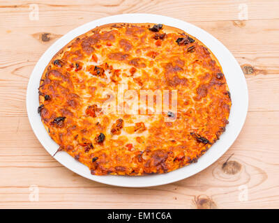 Klassische vegetarische Pizza Margherita mit Mozzarella-Käse und Tomatoess auf einem weißen Teller Stockfoto