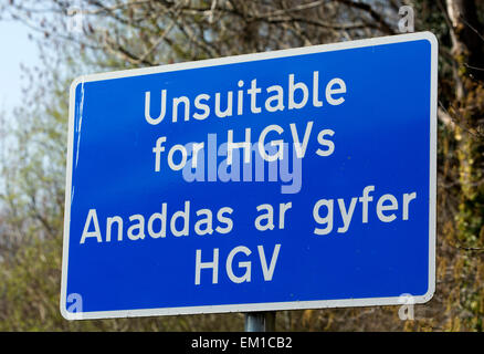 Ungeeignet für LKWs Zeichen in England und Wales Sprachen Stockfoto