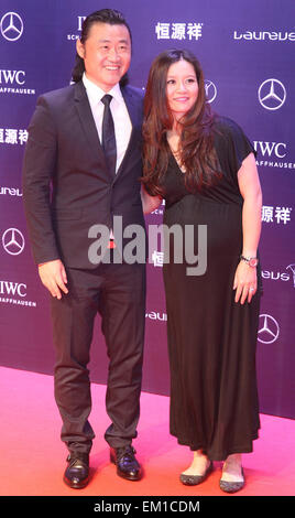 Shanghai. 15. April 2015. Chinesische Tennis stellen Sterne Li Na (R) und ihr Mann Jiang Shan auf dem roten Teppich für die Laureus World Sports Award-Zeremonie im Grand Theater in Shanghai am 15. April 2015 Ruhestand. Bildnachweis: Chen Fei/Xinhua/Alamy Live-Nachrichten Stockfoto