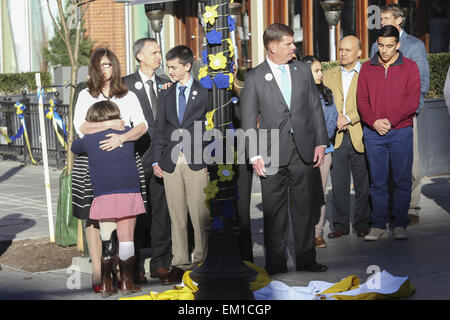 Boston, Massachusetts, USA. 15. April 2015. Mitglieder der Familie von links: Denise Richard Richard hält ihre Tochter Jane, während sie mit Ehemann Bill und ihr Sohn Henry steht, wie sie mit Boston Bürgermeister Marty Walsh beitreten, für die Enthüllung des Marathon-Banner zu Ehren der Opfer von den Bombenanschlägen in Boston-Marathon vor 2 Jahren. Die Familie Richard verloren 8 jährige Martin bei den Bombenanschlägen auf. Bildnachweis: Nicolaus Czarnecki/ZUMA Draht/Alamy Live-Nachrichten Stockfoto