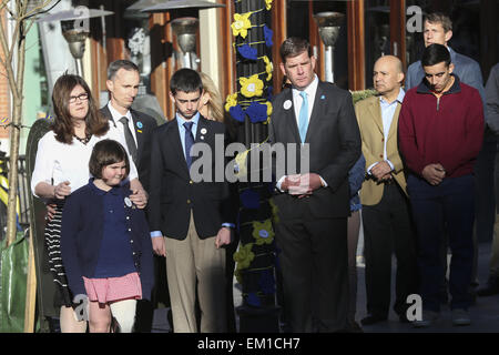 Boston, Massachusetts, USA. 15. April 2015. Mitglieder der Familie von links: Denise Richard Richard hält ihre Tochter Jane, während sie mit Ehemann Bill und ihr Sohn Henry steht, wie sie mit Boston Bürgermeister Marty Walsh beitreten, für die Enthüllung des Marathon-Banner zu Ehren der Opfer von den Bombenanschlägen in Boston-Marathon vor 2 Jahren. Die Familie Richard verloren 8 jährige Martin bei den Bombenanschlägen auf. Bildnachweis: Nicolaus Czarnecki/ZUMA Draht/Alamy Live-Nachrichten Stockfoto