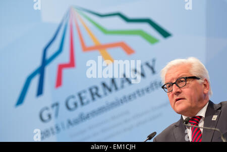 Lübeck, Deutschland. 15. April 2015. Der deutsche Außenminister Frank-Walter Steinmeier spricht auf der Pressekonferenz nach dem Treffen der G7-Außenminister in Lübeck, 15. April 2015. Foto: DANIEL REINHARDT/Dpa/Alamy Live News Stockfoto