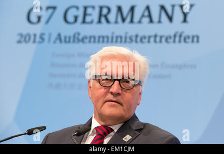 Lübeck, Deutschland. 15. April 2015. Der deutsche Außenminister Frank-Walter Steinmeier spricht auf der Pressekonferenz nach dem Treffen der G7-Außenminister in Lübeck, 15. April 2015. Foto: DANIEL REINHARDT/Dpa/Alamy Live News Stockfoto