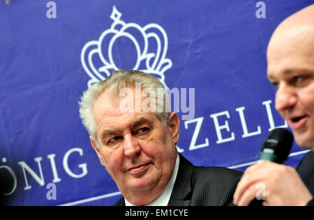 Tschechischer Präsident Milos Zeman (im Bild) besucht die Niederlassung der deutschen Porzellanmanufaktur Konig-Porzellan in Dolni Rychnov, Tschechische Republik, 15. April 2015. Kube (CTK Foto/Slavomir es) Stockfoto
