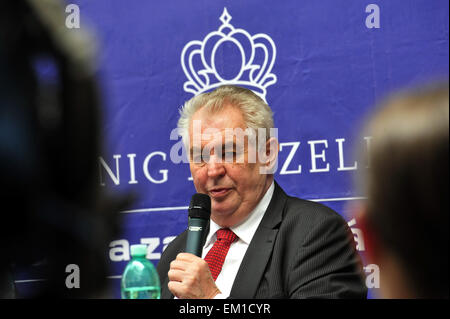 Tschechischer Präsident Milos Zeman (im Bild) besucht die Niederlassung der deutschen Porzellanmanufaktur Konig-Porzellan in Dolni Rychnov, Tschechische Republik, 15. April 2015. Kube (CTK Foto/Slavomir es) Stockfoto