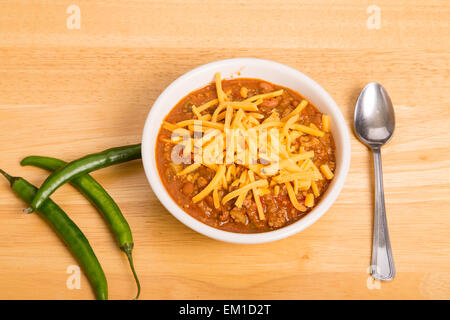 Eine Schüssel mit Chili Con Carne mit Bohnen und grüne Chilischoten Stockfoto