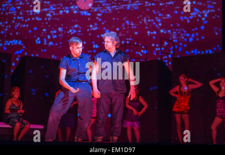 Schwerin, Deutschland. 15. April 2015. Steffen Schantz (Tom Rakewell, R) und Sebastian Kroggel (Nick Shadow, C) singen während einer Probe der Oper "The Rake es Progress", Regie: Arila Siegert in der Staatsoper Mecklenburg in Schwerin, Deutschland, 15. April 2015. Die Oper-Premiere am 17. April 2015. Es ist das erste Mal, das die Arbeit von Igor Strawinsky in der Oper in Schwerin durchgeführt wird. Foto: JENS Büttner/Dpa/Alamy Live News Stockfoto