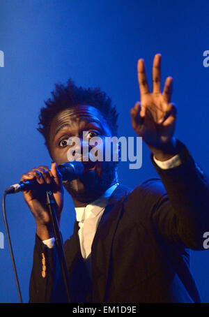 München, Deutschland. 13. April 2015. Britische Soulsängerin Kwabs führt bei seinem Konzert in München, 13. April 2015. Foto: Andreas Gebert/Dpa/Alamy Live-Nachrichten Stockfoto