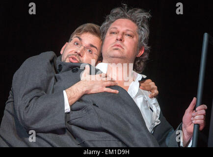 Schwerin, Deutschland. 15. April 2015. Steffen Schantz (Tom Rakewell, R) und Sebastian Kroggel (Nick Shadow, C) singen während einer Probe der Oper "The Rake es Progress", Regie: Arila Siegert in der Staatsoper Mecklenburg in Schwerin, Deutschland, 15. April 2015. Die Oper-Premiere am 17. April 2015. Es ist das erste Mal, das die Arbeit von Igor Strawinsky in der Oper in Schwerin durchgeführt wird. Foto: JENS Büttner/Dpa/Alamy Live News Stockfoto