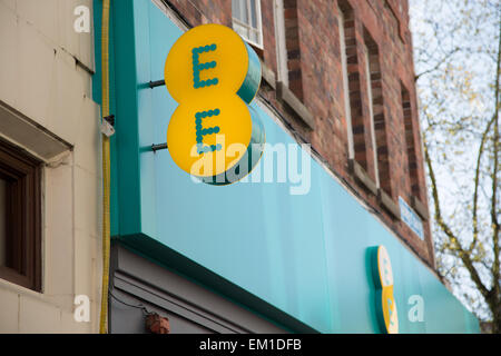 Melden Sie vor einem Geschäft für EE Mobilfunk-provider Stockfoto