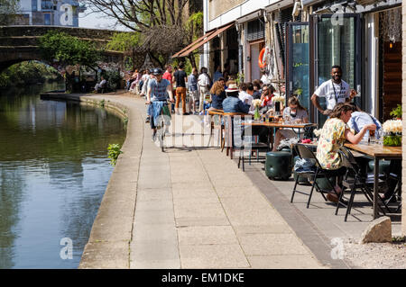 Menschen genießen schönes Frühlingswetter auf Towpath am Ufer des Regent's Canal in Hackney, London England Großbritannien Stockfoto