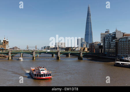 City cruises Bootsfahrt auf der Themse, London vor dem Shard Gebäude und Southwark Bridge Stockfoto