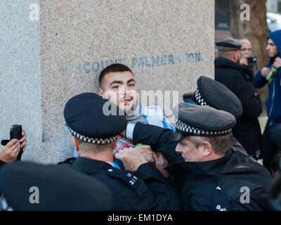 Polizei Zusammenstoß mit kurdischen Demonstranten außerhalb der Houses of Parliament in Parliament Square, London, zu Verhaftungen Featuring: Ansicht, kurdische Demonstranten, Metropolitan Polizei wo: London, Vereinigtes Königreich bei: 11. Oktober 2014 Stockfoto