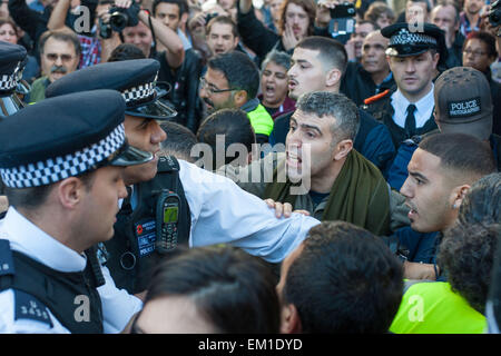 Polizei Zusammenstoß mit kurdischen Demonstranten außerhalb der Houses of Parliament in Parliament Square, London, zu Verhaftungen Featuring: Ansicht, kurdische Demonstranten, Metropolitan Polizei wo: London, Vereinigtes Königreich bei: 11. Oktober 2014 Stockfoto