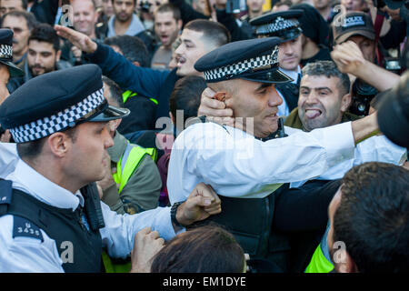 Polizei Zusammenstoß mit kurdischen Demonstranten außerhalb der Houses of Parliament in Parliament Square, London, zu Verhaftungen Featuring: Ansicht, kurdische Demonstranten, Metropolitan Polizei wo: London, Vereinigtes Königreich bei: 11. Oktober 2014 Stockfoto