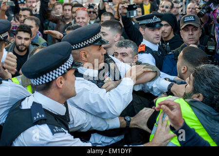 Polizei Zusammenstoß mit kurdischen Demonstranten außerhalb der Houses of Parliament in Parliament Square, London, zu Verhaftungen Featuring: Ansicht, kurdische Demonstranten, Metropolitan Polizei wo: London, Vereinigtes Königreich bei: 11. Oktober 2014 Stockfoto