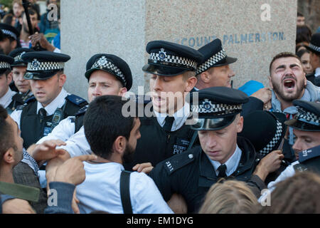 Polizei Zusammenstoß mit kurdischen Demonstranten außerhalb der Houses of Parliament in Parliament Square, London, zu Verhaftungen Featuring: Ansicht, kurdische Demonstranten, Metropolitan Polizei wo: London, Vereinigtes Königreich bei: 11. Oktober 2014 Stockfoto