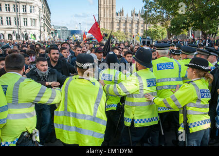 Polizei Zusammenstoß mit kurdischen Demonstranten außerhalb der Houses of Parliament in Parliament Square, London, zu Verhaftungen Featuring: Ansicht, kurdische Demonstranten, Metropolitan Polizei wo: London, Vereinigtes Königreich bei: 11. Oktober 2014 Stockfoto