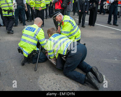 Polizei Zusammenstoß mit kurdischen Demonstranten außerhalb der Houses of Parliament in Parliament Square, London, zu Verhaftungen Featuring: Ansicht, kurdische Demonstranten, Metropolitan Polizei wo: London, Vereinigtes Königreich bei: 11. Oktober 2014 Stockfoto