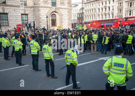 Polizei Zusammenstoß mit kurdischen Demonstranten außerhalb der Houses of Parliament in Parliament Square, London, zu Verhaftungen Featuring: Ansicht, kurdische Demonstranten, Metropolitan Polizei wo: London, Vereinigtes Königreich bei: 11. Oktober 2014 Stockfoto