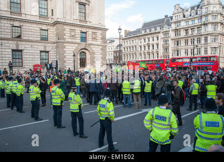 Polizei Zusammenstoß mit kurdischen Demonstranten außerhalb der Houses of Parliament in Parliament Square, London, zu Verhaftungen Featuring: Ansicht, kurdische Demonstranten, Metropolitan Polizei wo: London, Vereinigtes Königreich bei: 11. Oktober 2014 Stockfoto