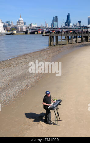 London, England, Vereinigtes Königreich. Straßenmusikant an der Themse, die Keyboards spielen bei Ebbe Stockfoto