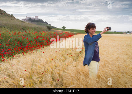 Frau in einem Weizenfeld. Peñafiel Dorf. Ribera del Duero Region. Valladolid. Kastilien und Leon. Spanien, Europa. Stockfoto