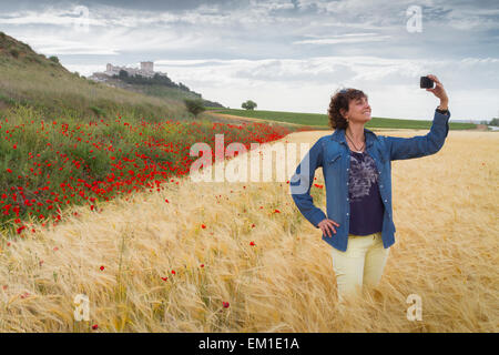 Frau in einem Weizenfeld. Peñafiel Dorf. Ribera del Duero Region. Valladolid. Kastilien und Leon. Spanien, Europa. Stockfoto