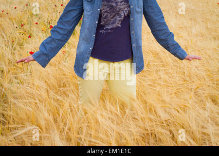 Frau in einem Weizenfeld. Peñafiel Dorf. Ribera del Duero Region. Valladolid. Kastilien und Leon. Spanien, Europa. Stockfoto