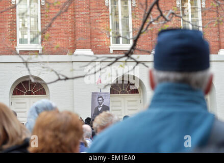 Washington, DC, USA. 15. April 2015. Menschen besuchen eine Zeremonie zum Gedenken an den 150. Jahrestag der Lincolns Ermordung in Washington, D.C., Hauptstadt der Vereinigten Staaten, 15. April 2015. Abraham Lincoln, 16. US-Präsidenten, wurde am 14. April 1865 ermordet. Bildnachweis: Xinhua/Alamy Live-Nachrichten Stockfoto