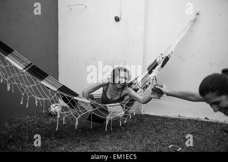 Buenos Aires. 29. März 2015. Bild aufgenommen am 29. März 2015 zeigt Alicia (L) und Paula teilen einen Kumpel in Buenos Aires, Argentinien. Mate ist der Name eines Getränks Yerba Mate und Folie in eine Runde Schale mit dem gleichen Namen serviert. Mate ist heute ein wichtiger Aspekt der Argentinien Kultur. Es ist mit der Geschichte von Argentinien als ein Symbol der Staatsangehörigkeit verknüpft. Der Jahresverbrauch pro Person der Mate in Argentinien beträgt 6,2 Kilogramm. © Martin Zabala/Xinhua/Alamy Live-Nachrichten Stockfoto