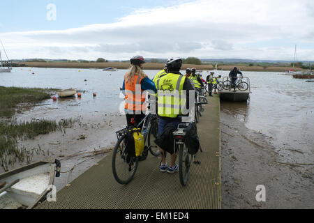 Radfahrer auf NCN Route 2 einsteigen in den Fluss Exe Fähre bei Topsham ans westliche Ufer überqueren. Stockfoto