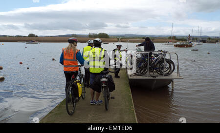 Radfahrer auf NCN Route 2 einsteigen in den Fluss Exe Fähre bei Topsham ans westliche Ufer überqueren. Stockfoto